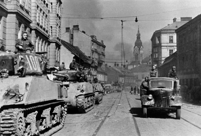 Советские войска в освобожденном от фашистов Брно, 1945 г.