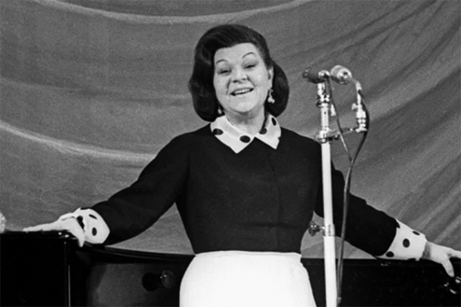 Клавдия Ивановна Шульженко: «Сколько заветных платочков носим мы в сердце с собой…»