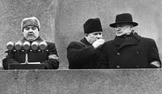 Георгий Маленков, Никита Хрущев и Лаврентий Берия на трибуне Мавзолея