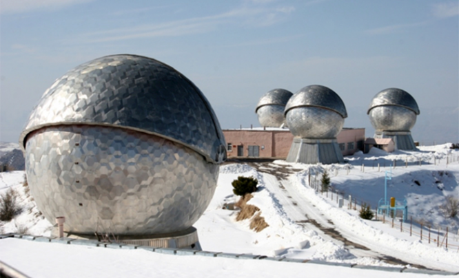 Оптико-электронный узел «Нурек» системы контроля космического пространства расположен на высоте 2216 м над уровнем моря в горах Санглок (Памир), в районе кишлака Ходжарки в Таджикистане