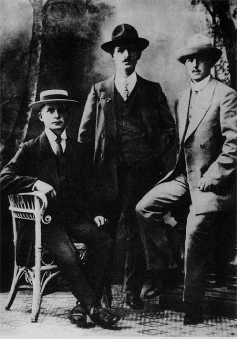 В Ревеле. Сергей Ильюшин, его брат Степан, их товарищ Василий Молоков