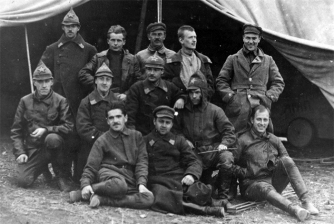 Группа слушателей Московского института инженеров Красного воздушного флота – участников планерных испытаний в Коктебеле. С. В. Ильюшин второй слева в третьем ряду. 1924 г.