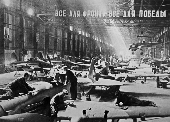 Фронтовая бригада за сборкой самолетов Ил-2. 1944 г.