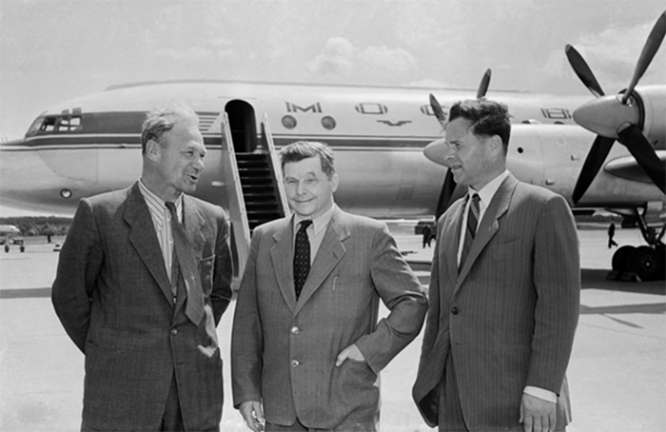 Летчик-испытатель Владимир Коккинаки, генеральный конструктор Сергей Ильюшин и главный конструктор Виктор Бугайский у самолета ИЛ-18. 1957 г.