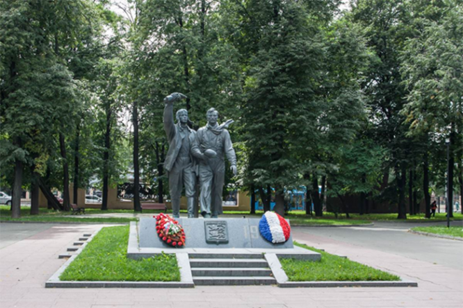 Москва. Краснокурсантский сквер. Памятник лётчикам авиаполка «Нормандия – Неман»