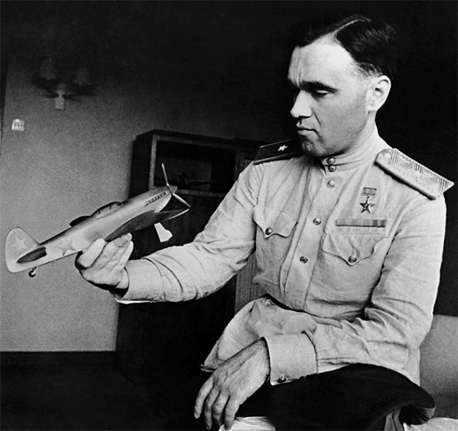 Генерал-майор инженерно-авиационной службы Герой Социалистического труда Александр Сергеевич Яковлев. Лето 1943 г.