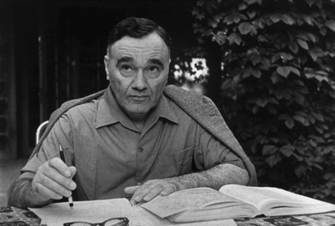 Александр Сергеевич Яковлев за работой над книгой «Цель жизни. Записки авиаконструктора»