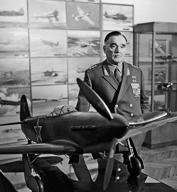 Генерал-полковник инженерно-технической службы в отставке дважды Герой Социалистического труда Александр Сергеевич Яковлев. 1985 г.