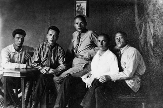 Михаил Кошкин – второй слева