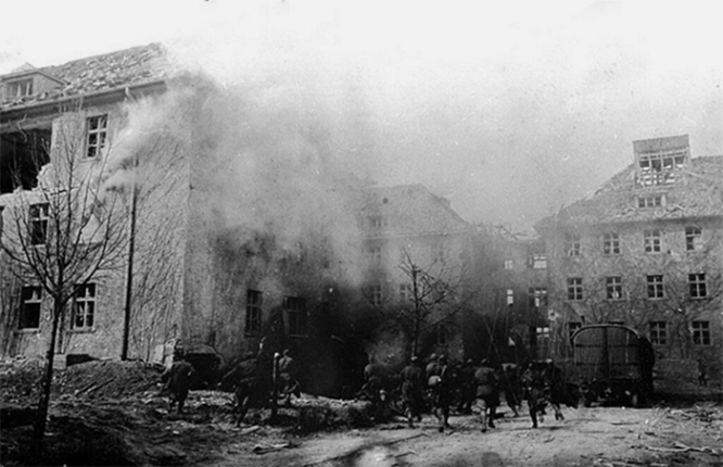 Советские бойцы во время боя за Кенигсберг