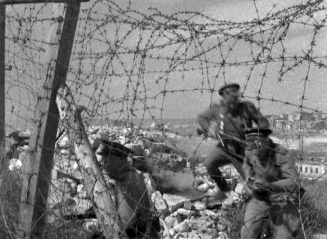 Советские морские пехотинцы у проволочных заграждений во время боя в Севастополе