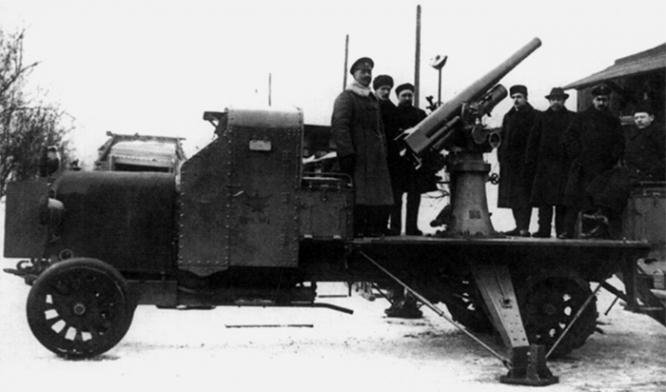 Штабс-капитан Тарновский В.В на первой зенитной самоходке «Руссо-Балт Тип Т»