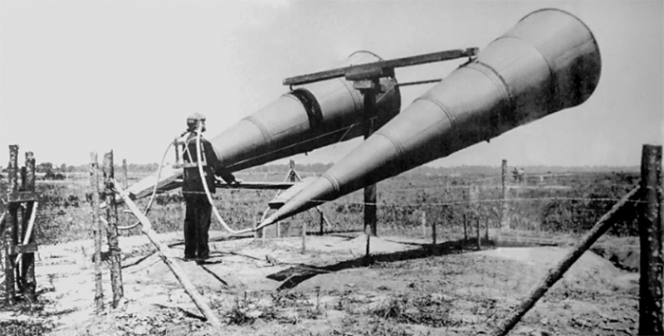 Установки, позволяющие услышать наблюдателю звук мотора приближающего самолета задолго до того, как он появится в поле зрения