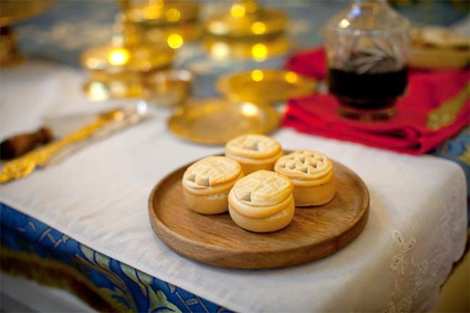 На Благовещение с утра пекут просвиру