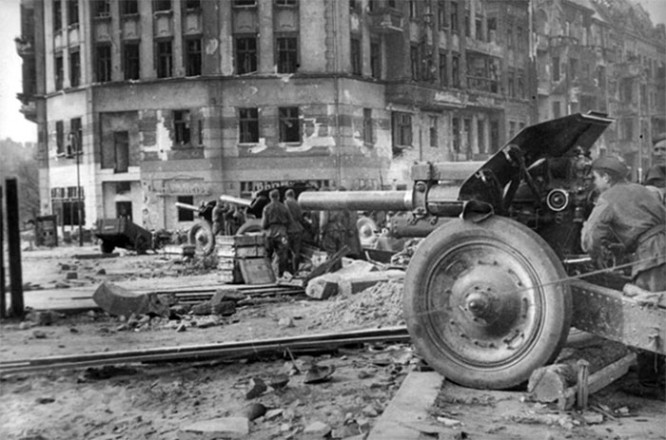 Батарея советских 122-мм гаубиц М-30 на улицах Берлина