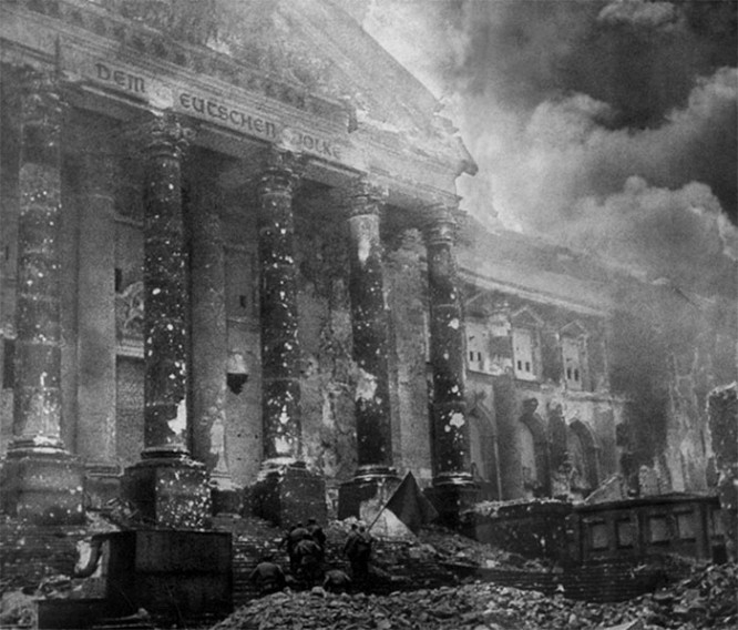 Советская штурмовая группа со знаменем движется к рейхстагу