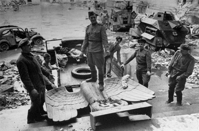 Двор Рейхсканцелярии вскоре после окончания боёв за Берлин май 1945 г.