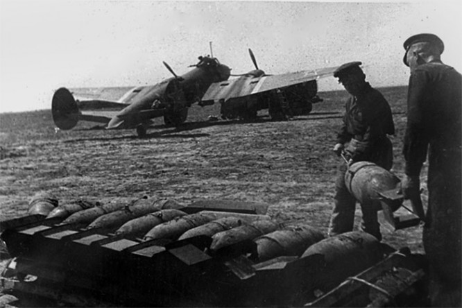 Подготовка бомбардировщика Пе-2 в вылету на аэродроме Черноморского флота, 1943 г.