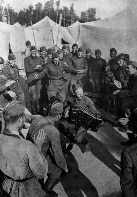 Выступление ансамбля на фронте