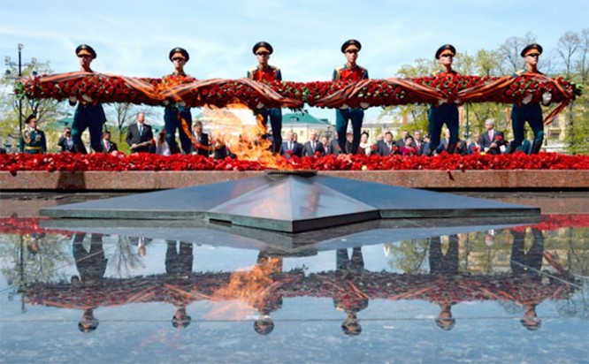 Возложение венка к могиле Неизвестного солдата