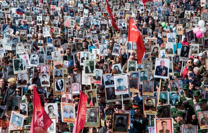 Миллионы людей по всему миру каждый год принимают участие в акции «Бессмертный полк»