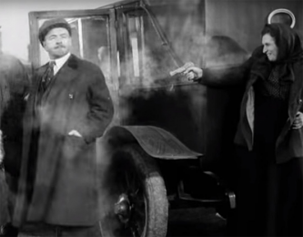 Фанни Каплан стреляет в вождя. Кадр из фильма «Ленин в 1918 году»