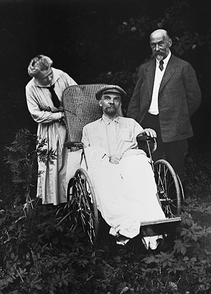 В. И. Ленин во время болезни. Подмосковные Горки. 1923 г.