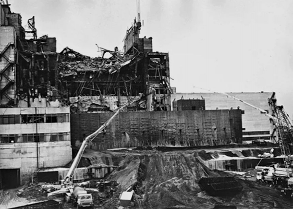 Строительство защитного саркофага из бетона над реактором 4-го энергоблока Чернобыльской АЭС