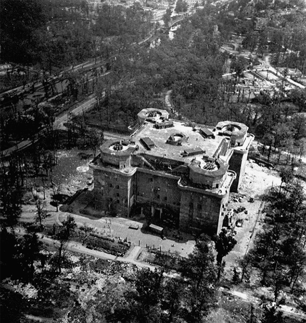 Зенитная башня в районе Тиргартен. «Зоопарковый бункер» (Zoo-Bunker)