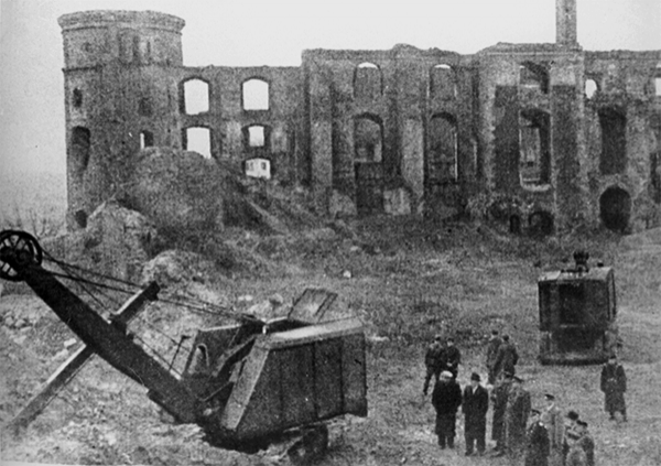 Государственная комиссия проводит расследование у Королевского замка в Кенигсберге, где с 1942 по 1944 годы в последний раз экспонировалась, пропавшая Янтарная комната