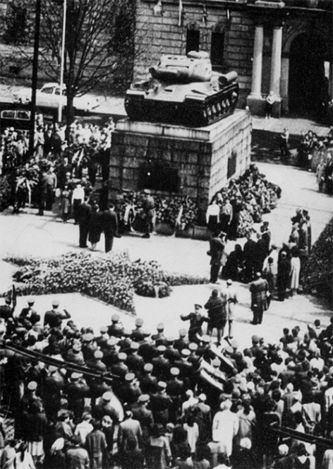 Памятник советскому танку, первому ворвавшемуся в Прагу