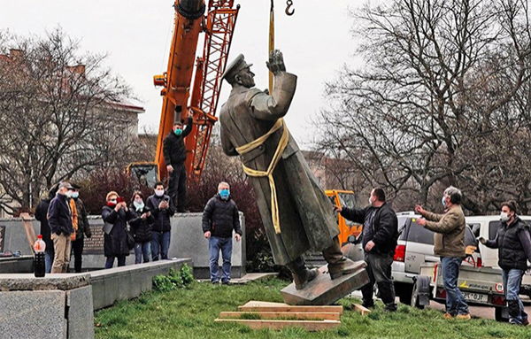 Демонтаж памятника маршалу И. С. Коневу, 2020 г.