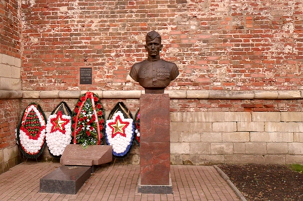 Могила и бюст Михаила Егорова в Сквере Памяти Героев в Смоленске у Крепостной стены и Вечного огня