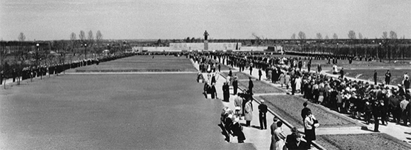 Торжественное мероприятие на Пискарёвском мемориальном кладбище. 1960-е гг.