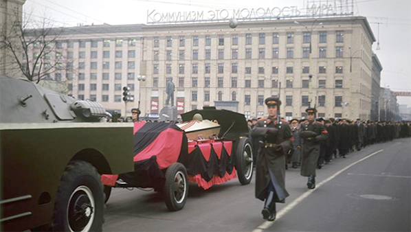3 декабря 1966 года гроб, покрытый георгиевской лентой, доставили в столицу. Процессия, состоявшая из почетного караула и группы ветеранов войны, проделала путь от Ленинградского шоссе до Александровского сада