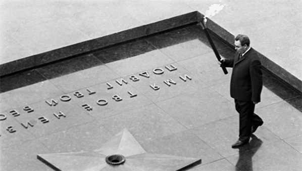 Вечный огонь был зажжен от пламени, пылающего на Марсовом поле в Санкт-Петербурге. Зажег его на Могиле Неизвестного Солдата Леонид Брежнев, приняв факел из рук Героя Советского Союза Алексея Маресьева