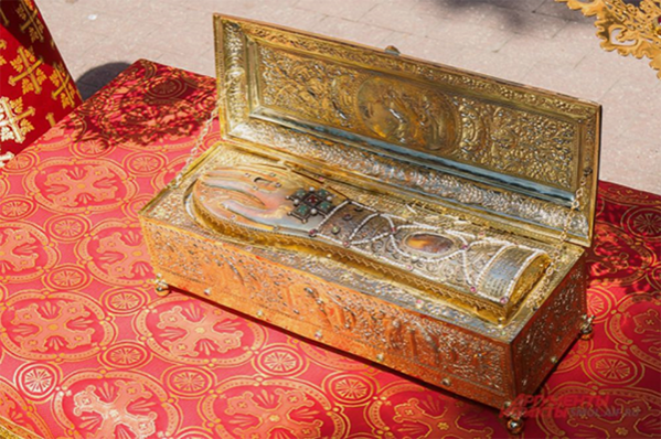 Сквере памяти Героев.&nbsp;Частица мощей Георгия Победоносца, хранящаяся в монастыре Ксенофонт на горе Афон, принесенная в Смоленск. Фото А. Губарев