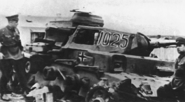 Первый подбитый немецкий танк на окраине города. Октябрь 1941 г.