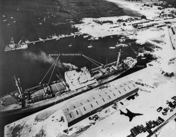 Турбоход «Физик Курчатов», одно из судов, доставивших советские ракеты среднего радиуса действия в порт Касильда на Кубе. На причале видна тень от самолёта-разведчика F-101 «Вуду»