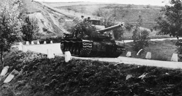 Советская САУ ИСУ-122 из состава 352-го гвардейского тяжелого самоходно-артиллерийского полка на горной дороге на пути к Белграду. Октябрь 1944 г.