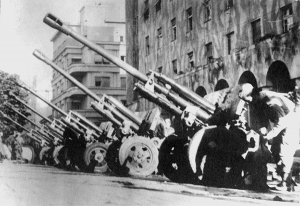 Орудия ЗиС-3 4-го гвардейского мехкорпуса в Белграде. 22–23 октября 1944 г.