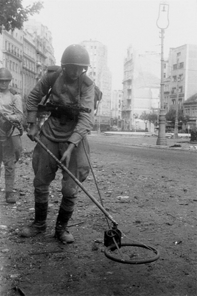 Советские саперы с миноискателями на улицах Белграда. Октябрь 1944 г.