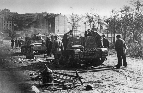 Расстрелянная советскими танками немецкая колонна бронетехники в Белграде