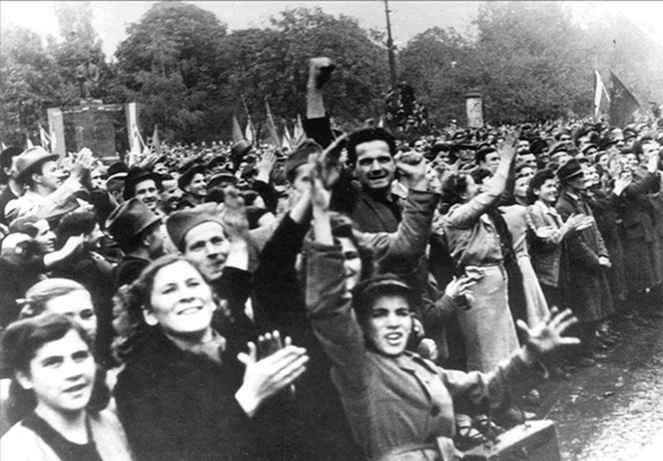 Жители белградского пригорода Вука встречают освободителей