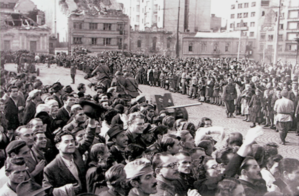 Парад на Славии. Проходят легкие советские пушки калибра 45 мм. 23 октября 1944 г.