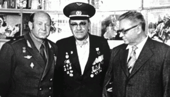 Космонавт А. А. Леонов, директор типографии издательства ЦК ВЛКСМ «Молодая Гвардия» П. А. Осетров и главный бухгалтер В. И. Афанасьев