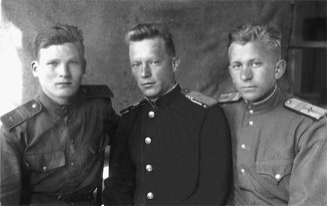 И. Балашов с боевыми товарищами.