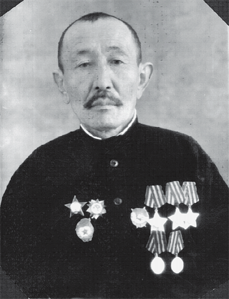 Стрелок Абдукасым Карымшаков. Боевой товарищ А. Брандыса, полный кавалер ордена Славы.