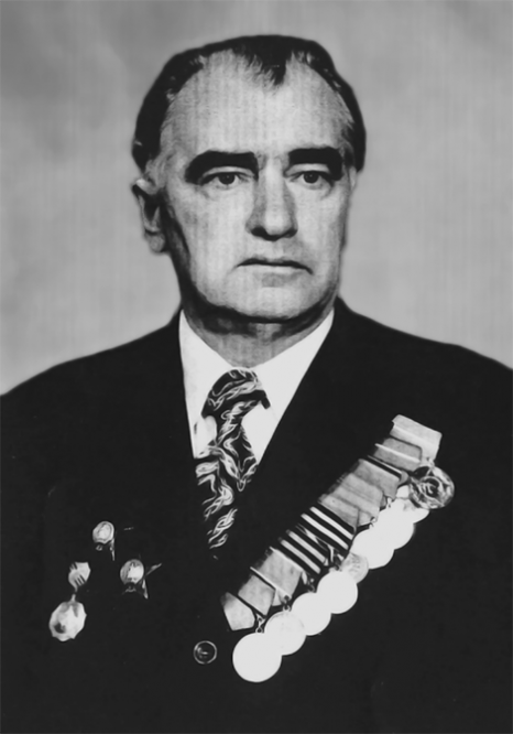 После войны мой дедушка был зачислен в Финансовую Юридическую Академию. Со временем он стал директором Государственного научно-исследовательского института стекла.