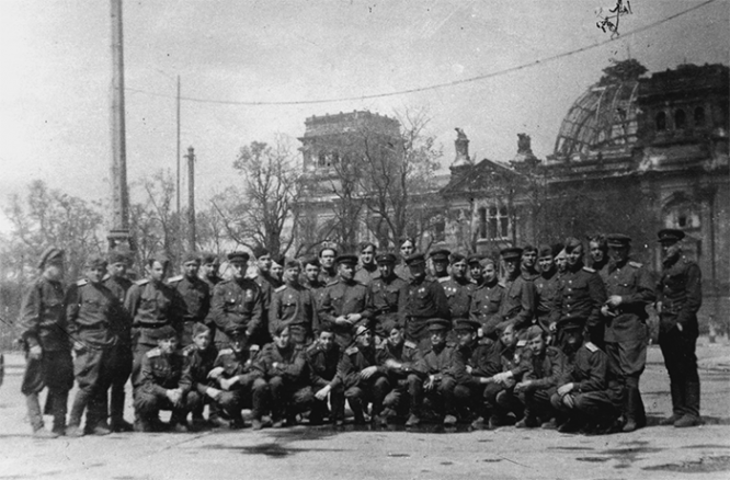 517 ИАП на фоне Рейхстага.